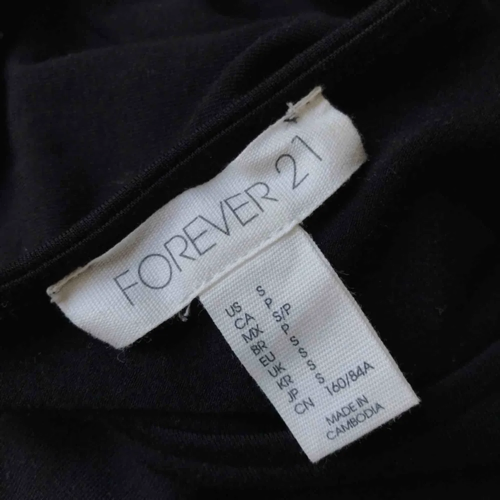 • Svart, tight klänning från Forever 21 •  - aldrig använd, superfint skick - passar både till vardag och till fest beroende på hur man stylar den - jerseymaterial  50 kr +frakt. Klänningar.