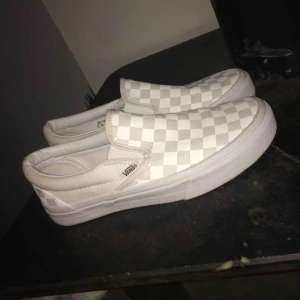  - Nästan helt nya vita rutiga vans slipon! Jag har bara använt de 2 gånger tills jag upptäckte att de var lite väl för små för mig. Nån brun fläck här och där på sulan som jag enkelt kan ta bort vid köp.  
