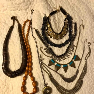  - 1 smycke 20kr.  Alla smycken för 100kr.