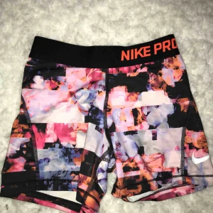  - Ett par träningshorts från Nike. Köpte för 300kr. Knappt inte använda och är i väldigt bra skick. Frakt tillkommer