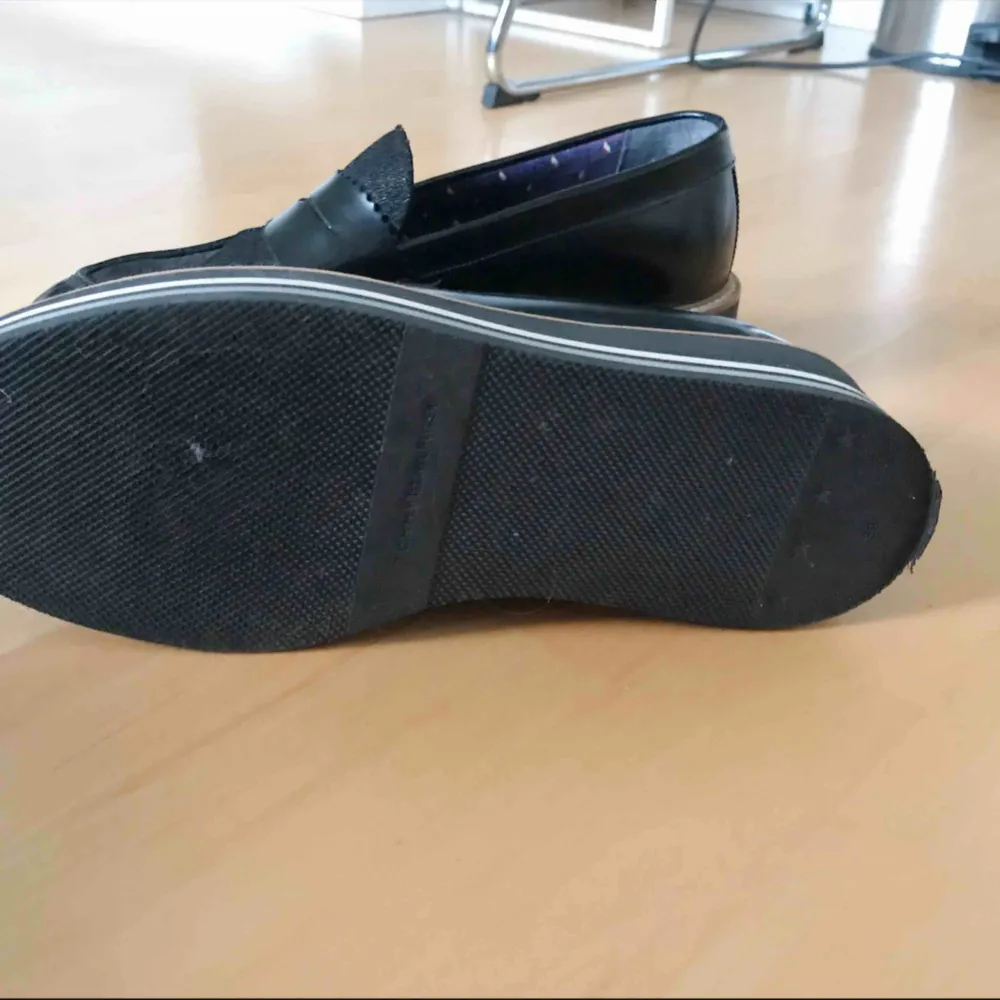 Nästintill oanvända Tommy Hilfiger plattform loafers, samma modell som första bilden förutom att det är ett grått streck istället för rött, se bild 2 💯 Köpare betalar frakt, kan mötas upp i linköping🙌🏼 Pris kan diskuteras vid snabb affär👀. Skor.