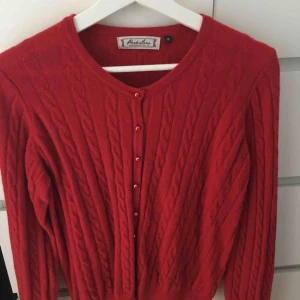  - Röd kabelstickad tröja från park lane. Endast använd 2 ggr. I mycket fint skick. Säljes då den inte passar mig. Strl 38