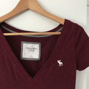 Lite längre vinröd T-shirt från Abercrombie & Fitch