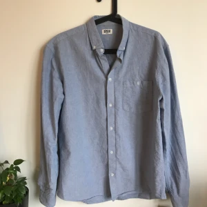 - Ljusblå skjorta från Weekday. Frakt tillkommer