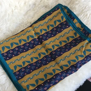  - Mönstrad sjal i fina färger (senapsgul, mörkblå och hint av lila och mörkrött). Lite smalare på bredden, men passar utmärkt runt halsen som accessoar eller håret. Priset inkluderar frakt. 