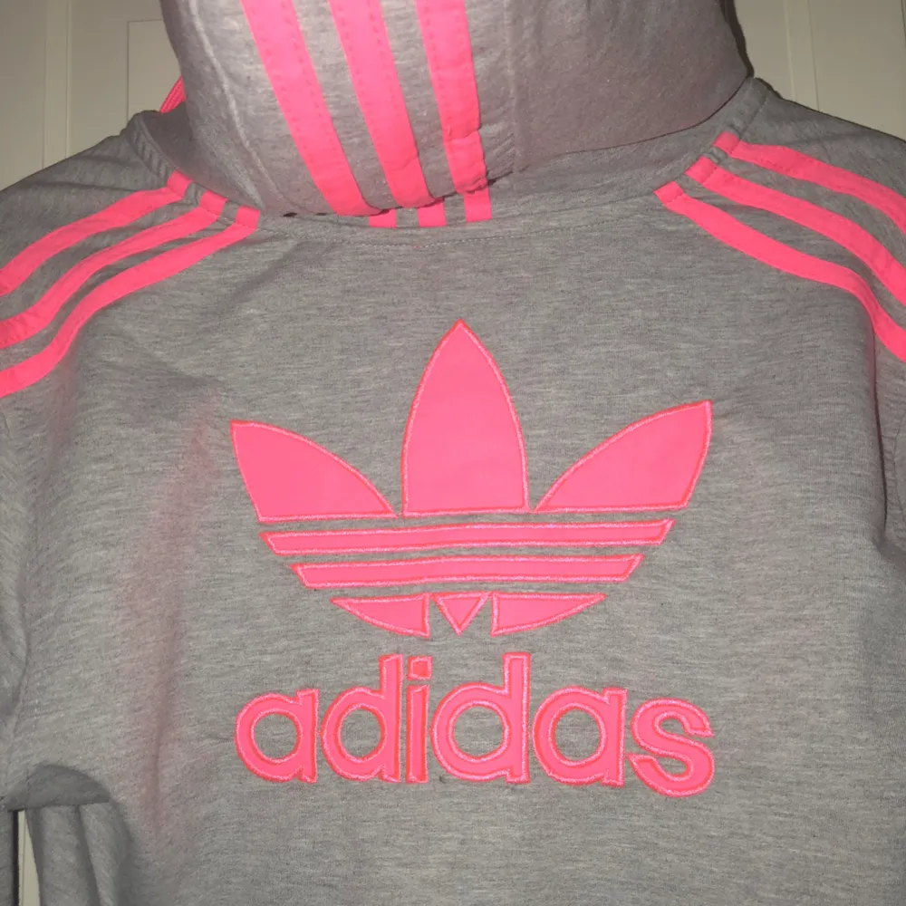 En adidas hoodie storlek medium aldrig använd.. Hoodies.