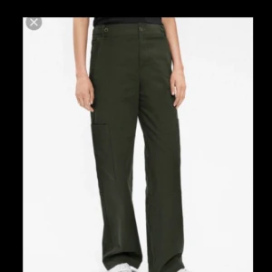  - Utility pants med stora fickor på sidorna av benet från Filippa K, använda en gång. Dock upplagda så skulle säga att de passar en 160-165 cm lång person bäst. 
