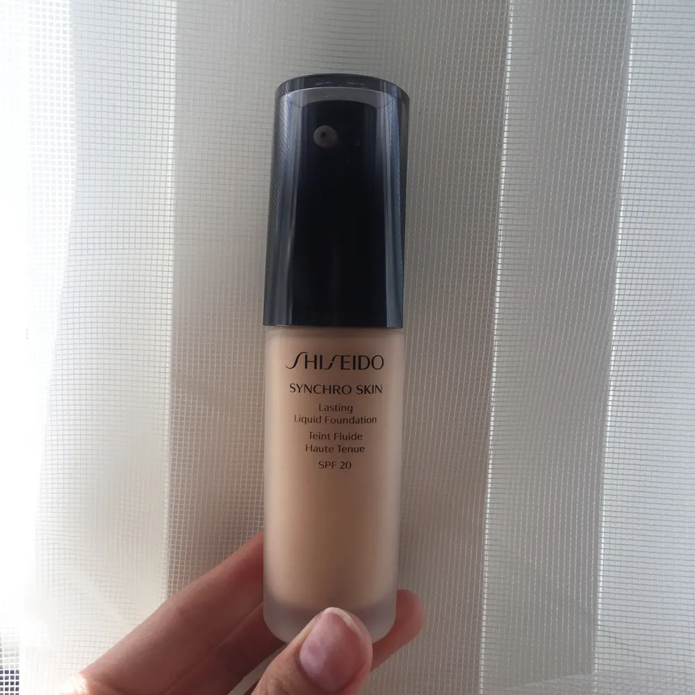 Riktigt bra foundation från Shiseido i färgen Golden 3 som täcker bra och håller hela dagen. Använd endast 2-3 ggr. Nominerad i Swedish Beauty Awards 2018. Nypris: 480 kr. Mitt pris: 250 kr.. Övrigt.