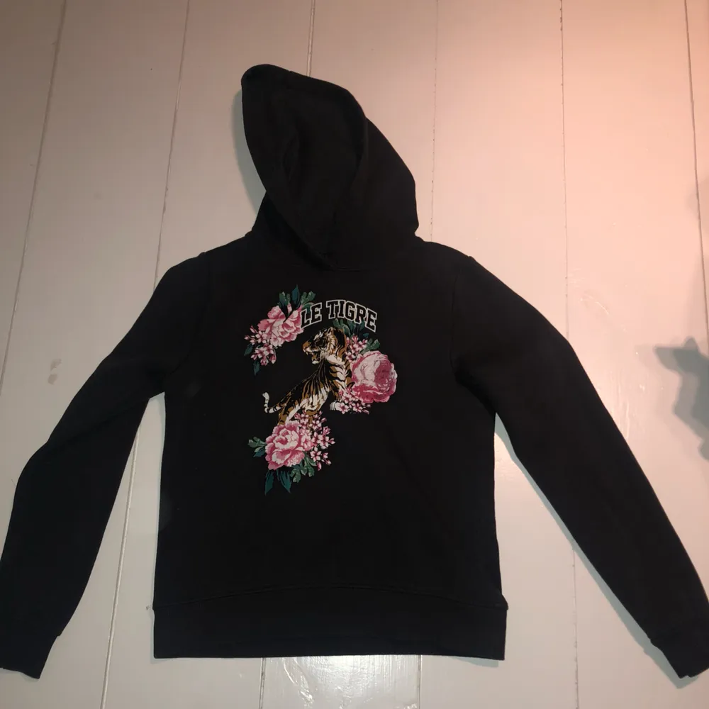 Säljer en jätte fin tjocktröja ifrån Gina 🌻 sparsamt använd och den är i fint skick . Hoodies.