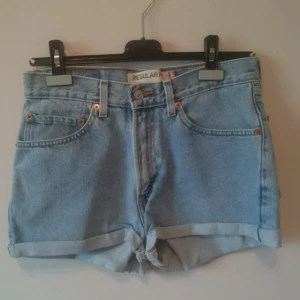  - Äkta Levi's 505 shorts! Klassisk urtvättad ljusblå färg, rymliga fickor, mycket fint skick! Hög midja, gör din booty extra juicy 🍑