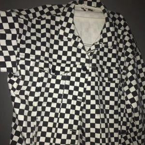  - Säljer denna FETT snygga jeansjacka köpt våren 2018 på monki!! Säljer endast pga tröttnat på den, inga slitningar eller något. Köptes för 500 så SKYNDA FYNDA!🌹🌹🌹 (obs står M men jag som s/m har haft den oversized😍😍)