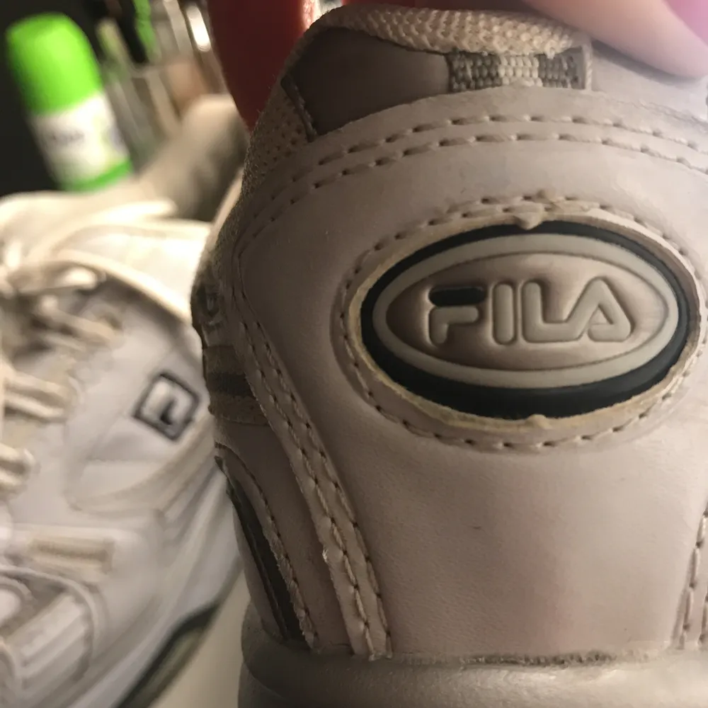 Retro fila sneakers, fick av min mamma som hon använde när hon var i min ålder! Superfräscha som ni kan se på bilderna & kan garantera att ingen annan kommer ha dessa skor:). Skor.