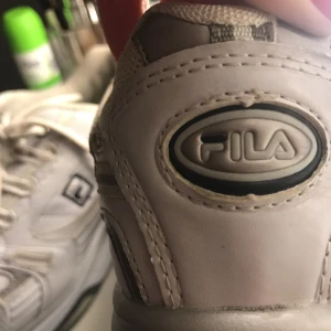  - Retro fila sneakers, fick av min mamma som hon använde när hon var i min ålder! Superfräscha som ni kan se på bilderna & kan garantera att ingen annan kommer ha dessa skor:)