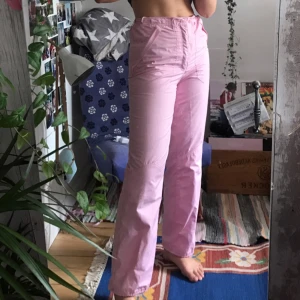  - SÅLJER DESSA IGEN - NU NYTT PRIS!!  Coola tracksuitbyxor i skön rosa färg. Sitter perfekt på mig som är S/M! Hör av dig vid frågor 🌸💞👄💕