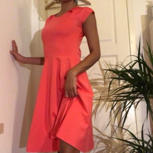  - Knälång rosa aftonklänning i polyester