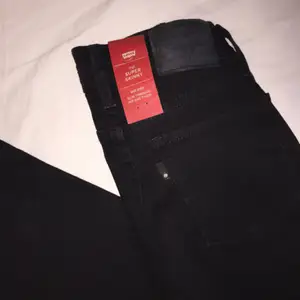 Levi’s 710 superskinny, säljer dom pga att dom är för små. Jeansen har streck i sig och är svarta, dom är nyligen köpta och aldrig använda!!  Köpte dom för 1000kr och säljer dom bara för 700kr 