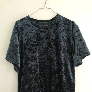  - Grön sammetströja i large. mkt lite använd