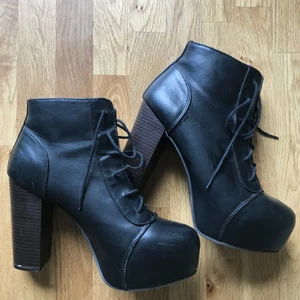  - Sjukt snygga högklackade skor. Otroligt sköna att gå i och bekväma. Storlek 39.