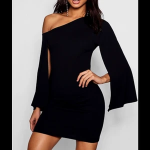  - Superfin klänning som inte kommit till användning. Köparen står för frakt