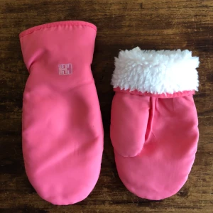  - Vintage Helly Hansen fodrade vantar i trevligt skick. Kan hämtas i Uppsala eller skickas mot fraktkostnad. 