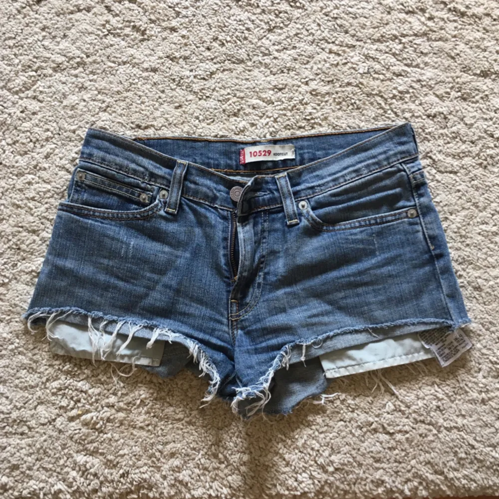 Levi's shorts köpta för några år sen men inte kommit till mycket användning så därför säljer jag dom. Står ingen storlek i men skulle gissa på 24-26! . Shorts.