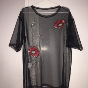  - En snygg transparent tröja från Monki St: L 