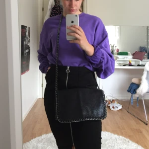  - Säljer nu min snygga Stella Mccarty liknande väska! Svart, med mörk kedja och superfint skick! 🌾 kan fraktas, men det står köparen för. 💌