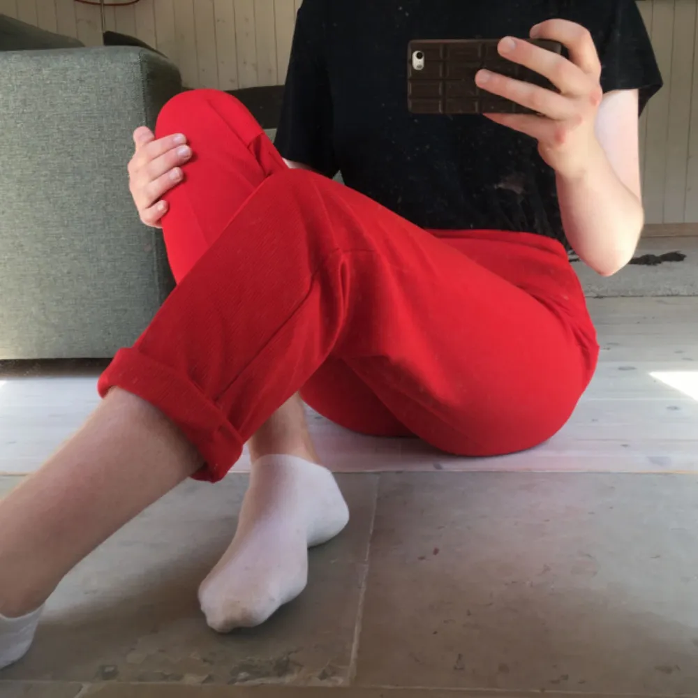 Ett par skitsnygga röda byxor!! Showstopper definitivt. Funkar nog från S-L då det är resår i midjan 💋. Jeans & Byxor.