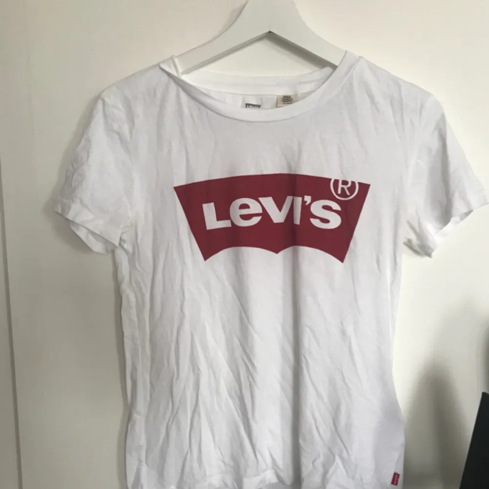 Levis tshirt, aldrig använd. Storlek XS. Frakt 35kr. T-shirts.