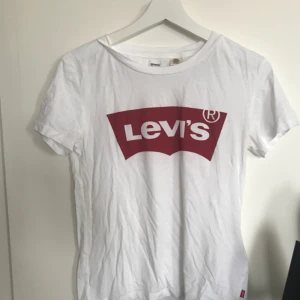  - Levis tshirt, aldrig använd. Storlek XS. Frakt 35kr
