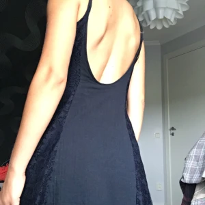  - Marinblå Hollister sommarklänning! Perfekt till stranden! För fler bilder/ mer info skriv i DM. Fraktar endast och betalning via swisch📲