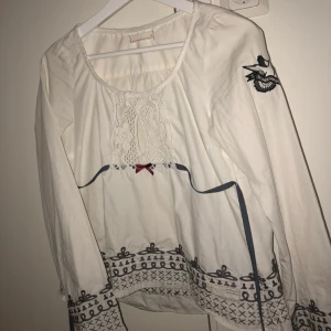  - Fin Odd Molly tröja i storlek 1 Grått knytband i midjan som går att justera Använd men i fint skick! (Köparen står för frakten)