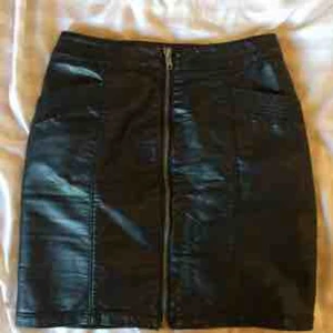  - Skinnkjol från H&M, använd fåtal gånger! Köparen står för frakt!