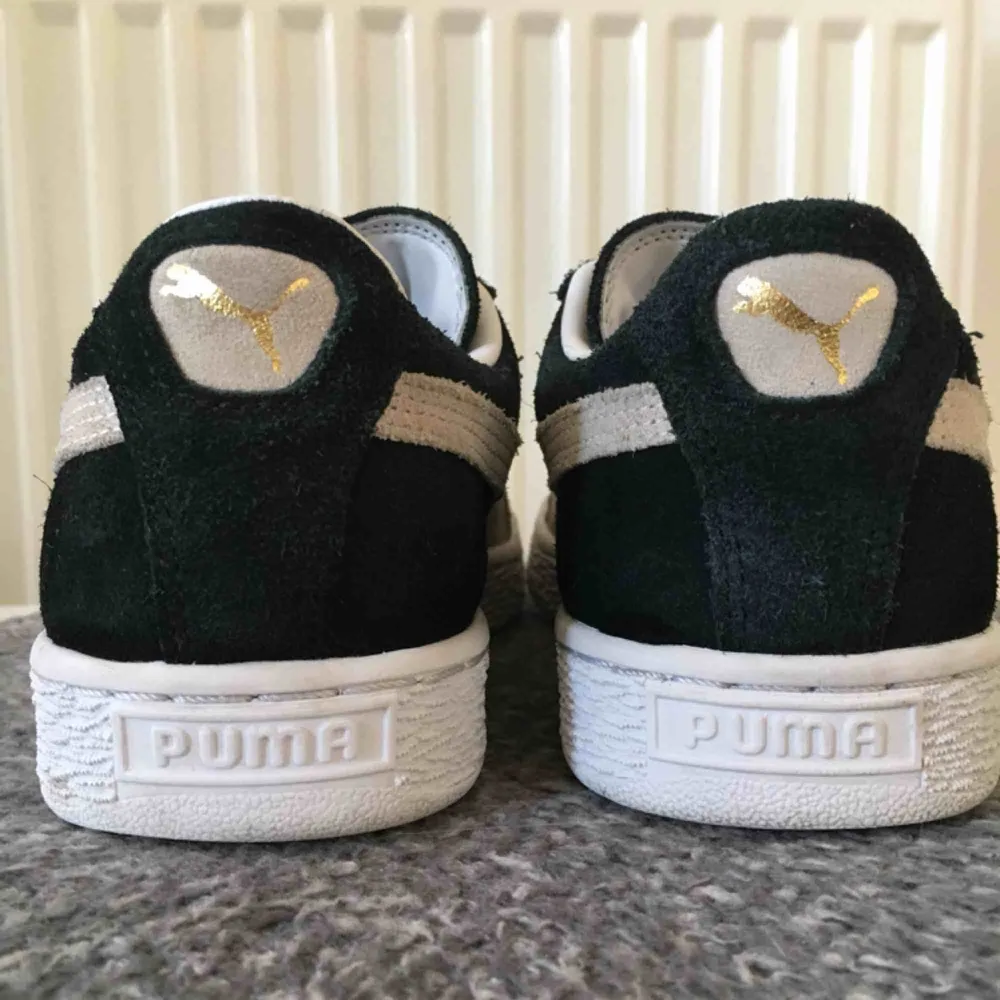 Puma suede (mocka) sneakers i storlek 37. Skorna är i superfint skick och de är väldigt sköna. Säljer pga för liten storlek.  Nypris ; 699kr. Skor.
