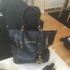  - Fin väska !  Ej äkta ! Priset är ink frakt . 