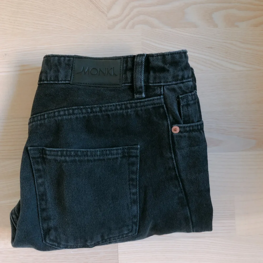 Högmidjade kimono-jeans från Monki i storlek 27! Den svarta färgen lutar åt det mer ”slitna”, mörkgråa hållet. Byxorna köptes för endast några månader sedan för 400kr. Mötes upp i Stockholm, annars står köparen för frakt. . Jeans & Byxor.