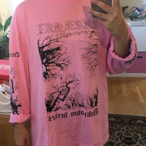  - Cool oversized tröja från Weekday. Frakt ingår i priset om vi inte kan mötas upp i Lund!⭐️