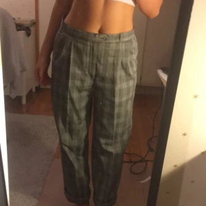  - Skitsnygga vintage byxor från st 36-38 (möjligen en 40) tar swish eller kan mötas vid centrala Stockholm eller Västerås,tar inte emot OSERIÖSA KUNDER! Hör av dig om du vill kanske byta mot något av dina plagg☺️ frakt ingår i priset  Nypris:350
