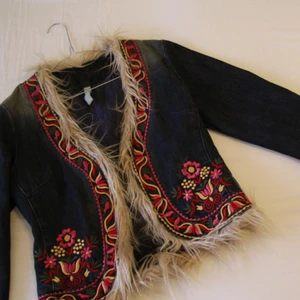  - Höstjacka med fina broderade detaljer i gott skick! Bra kvalité och knappt använd.  Möts upp i Stockholm eller köparen betalat frakt.