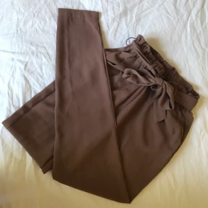  - Byxor från Bikbok med knytning upptill. Knappt använda! Kan skickas. 🌸