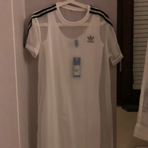  - En oanvänd Adidas klänning som jag säljer för den har bara legat stått utan någon användning. Frakt tillkommer! 