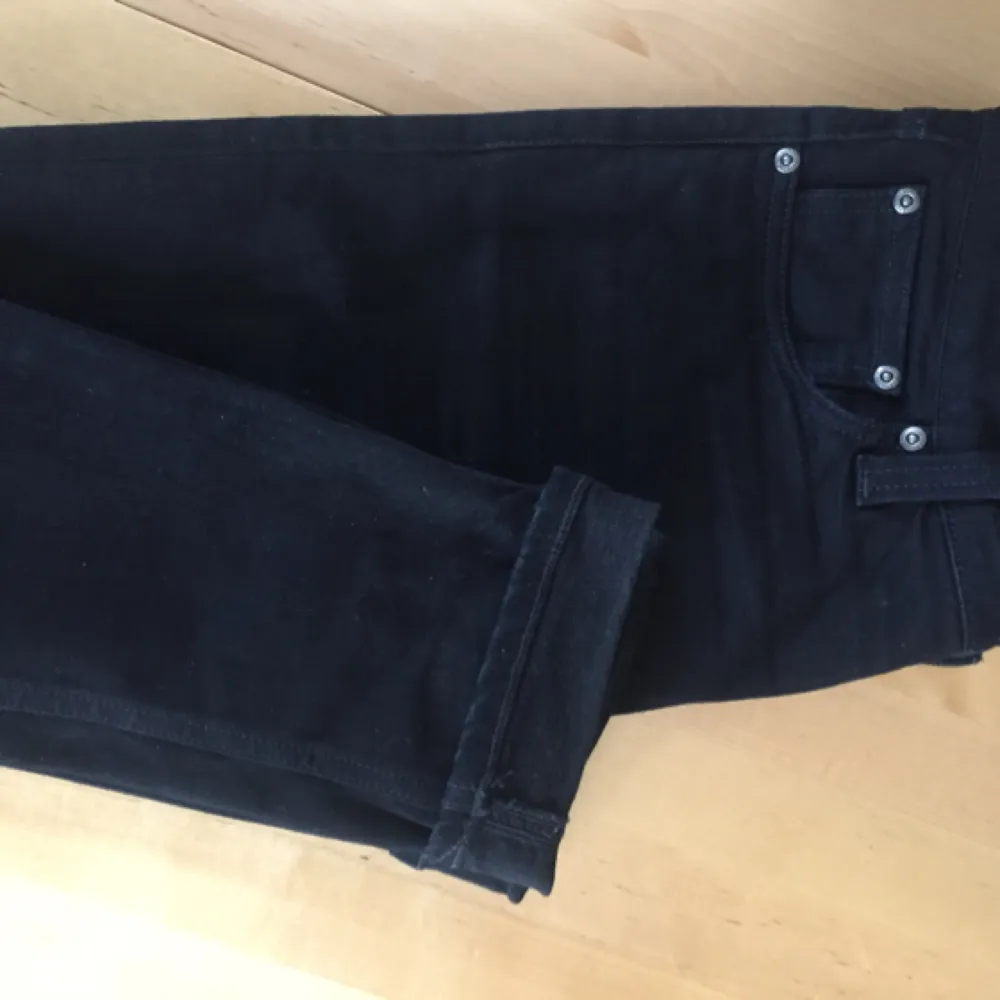 Snygga Svarta Nudie Jeans / High Kai. Stl W30/L32. Använda men i mycket bra skick. . Jeans & Byxor.