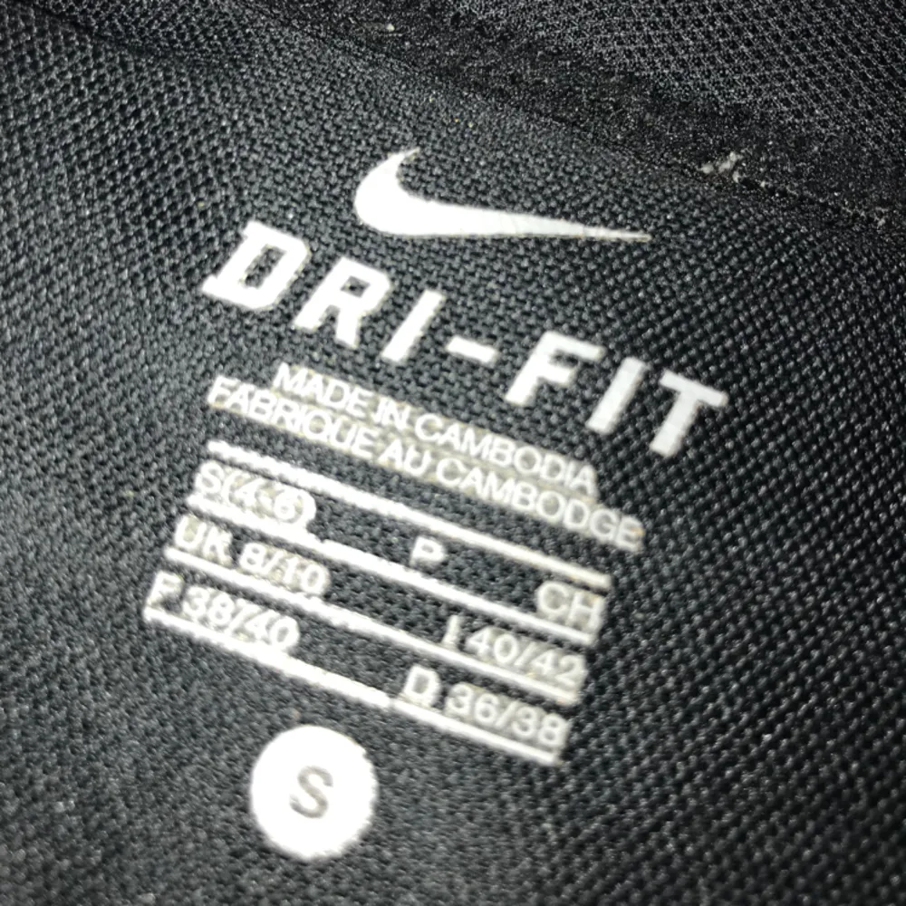 Snygga träningstights i svart & rosa från Nike Dri-Fit storlek Small men jag tycker de är lite större så skulle uppskatta dem till Medium. Framhäver rumpan och är supersköna att ha på sig och torkar snabbt! Praktisk ficka i bak!. Jeans & Byxor.