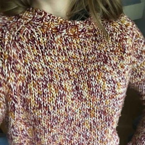  - Superfin stickad tröja i storlek S. Superfin till hösten! Priset är inkl frakt!🍄🍃