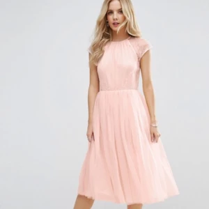  - Bilder ifrån ASOS för klänningarna från min tidigare annons.