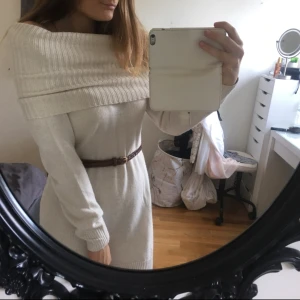  - Fin stickad klänning som är i storlek S men passar även M då den är stretchig, jättefin att styla med ett brunt eller svart skärp💕skriv för fler frågor, frakt ingår ej 