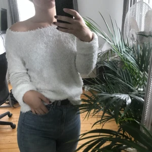  - Jättemysig tröja från h&m, kan både kläs upp och kläs ner så att den funkar till flera tillfällen! Fraktar gärna men då står köparen för extra kostanden, möts annars upp i Norrköping 
