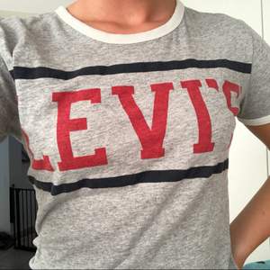 En lite snyggare bas T-shirt från Levis Strl XS men skulle säga att den är lite större i storleken då den passar mig som normalt är en S :) Mycket fint skick! Kan skickas mot fraktkostnad
