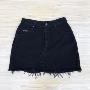  - En super fin Jeanskjol från Lee. Älskar den men den har blivit för stor.  Köpte i London förra året ca 350-400kr, Mitt pris 180kr