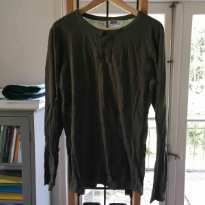 - Long sleeve från Weekday. Mörkgrön och tunnt fint material. Köpt på herravdelningen men så blir större i damstorlek.
